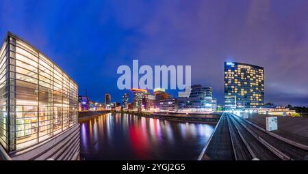 Düsseldorf, Medienhafen (Media Harbor), le pont vivant, restaurant Lido, maison Hafenspitze avec hôtel Hyatt Regency à Düsseldorf und Neanderland, Banque D'Images