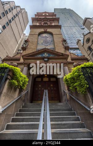 New York, États-Unis - 15 octobre 2023 : Église catholique romaine Saint François d'assise. Vue avant grand angle. Situé à Manhattan, au niveau de la 31e rue. Banque D'Images