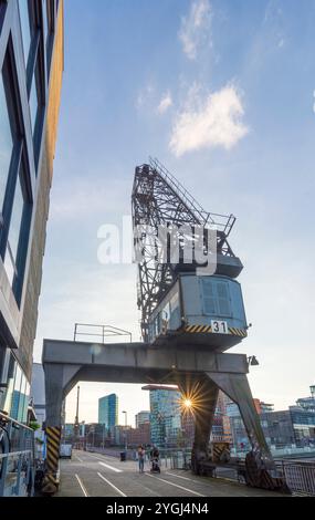 Düsseldorf, Medienhafen (Port des médias), le pont vivant, restaurant Lido, ancienne grue à Düsseldorf und Neanderland, Rhénanie du Nord-Westphalie, Allemagne Banque D'Images