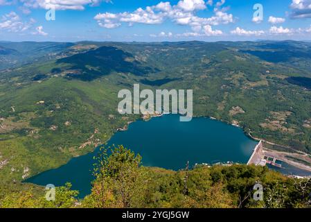 Vue sur le lac Perucac et le barrage de la barrière d'eau sur la rivière Drina depuis le point de vue de Banjska Stena en Serbie par une journée d'été ensoleillée. Banque D'Images