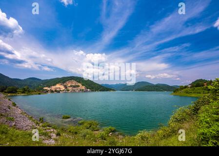 Vue imprenable sur le lac Zaovine sur la montagne Tara en Serbie. Banque D'Images