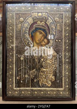 Icône en métal orthodoxe doré avec des accents dorés dans la cathédrale patriarcale Alexander Nevsky à Sofia Bulgarie, Europe de l'est, Balkans, UE Banque D'Images