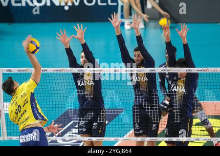 Bloc de Konstantin Abaev de Rana Verona et Marco Vitelli de Rana Verona lors du match entre Rana Verona et Valsa Group Modena, saison régulière Banque D'Images