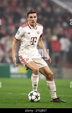 MUNICH, ALLEMAGNE - 06 NOVEMBRE : Joao Palhinha du Bayern Muenchen court avec un ballon lors du match MD4 de la phase 2024/25 de l'UEFA Champions League entre le FC Bayern München et le SL Benfica au Football Arena Munich le 6 novembre 2024 à Munich, Allemagne. Banque D'Images