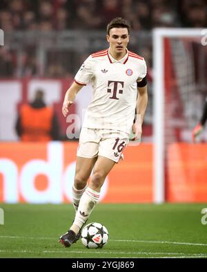 MUNICH, ALLEMAGNE - 06 NOVEMBRE : Joao Palhinha du Bayern Muenchen court avec un ballon lors du match MD4 de la phase 2024/25 de l'UEFA Champions League entre le FC Bayern München et le SL Benfica au Football Arena Munich le 6 novembre 2024 à Munich, Allemagne. Banque D'Images