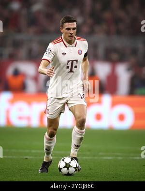 MUNICH, ALLEMAGNE - 06 NOVEMBRE : Joao Palhinha du Bayern Muenchen court avec un ballon lors du match MD4 de la phase 2024/25 de l'UEFA Champions League entre le FC Bayern München et le SL Benfica au Football Arena Munich le 6 novembre 2024 à Munich, Allemagne. Banque D'Images