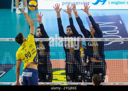 Bloc de Konstantin Abaev de Rana Verona et Marco Vitelli de Rana Verona et Donovan Dzavoronok de Rana Verona lors du match entre Rana Verona A. Banque D'Images