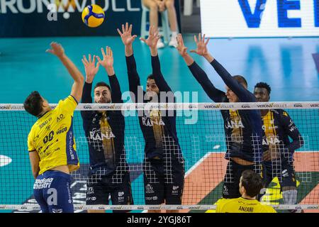 Bloc de Konstantin Abaev de Rana Verona et Marco Vitelli de Rana Verona lors du match entre Rana Verona et Valsa Group Modena, saison régulière Banque D'Images