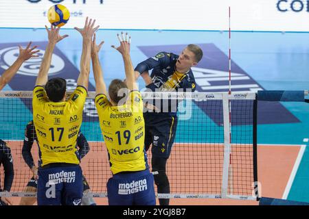 Spike de Donovan Dzavoronok de Rana Verona lors du match entre Rana Verona et Valsa Group Modena, saison régulière de la SuperLega Italian volley Banque D'Images