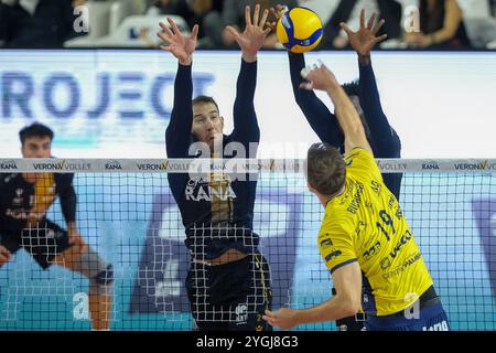 Bloc de Lorenzo cortesia de Rana Verona lors du match entre Rana Verona et Valsa Group Modena, saison régulière de la SuperLega Italian Volleyba Banque D'Images