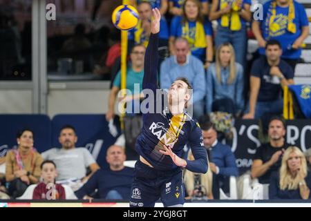 Lorenzo Cortesia de Rana Verona au service lors du match entre Rana Verona et Valsa Group Modena, saison régulière de la SuperLega Italian Volleyba Banque D'Images