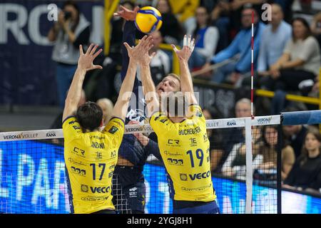 Spike de Donovan Dzavoronok de Rana Verona lors du match entre Rana Verona et Valsa Group Modena, saison régulière de la SuperLega Italian volley Banque D'Images