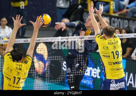 Attaque de Donovan Dzavoronok de Rana Verona lors du match entre Rana Verona et Valsa Group Modena, saison régulière de la SuperLega Italian Volle Banque D'Images