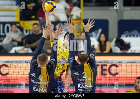 Attaque de Tommaso Rinaldi de Valsa Group Modena lors du match entre Rana Verona et Valsa Group Modena, saison régulière de la SuperLega Italian V Banque D'Images