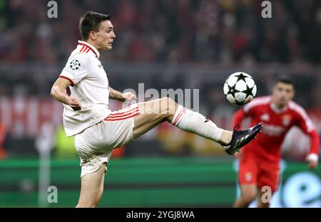 MUNICH, ALLEMAGNE - 06 NOVEMBRE : Joao Palhinha du Bayern Muenchen court avec un ballon lors du match MD4 de la phase 2024/25 de l'UEFA Champions League entre le FC Bayern München et le SL Benfica au Football Arena Munich le 6 novembre 2024 à Munich, Allemagne. Banque D'Images