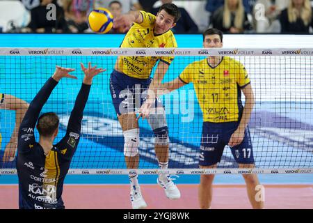 Attaque de Tommaso Rinaldi de Valsa Group Modena lors du match entre Rana Verona et Valsa Group Modena, saison régulière de la SuperLega Italian V Banque D'Images