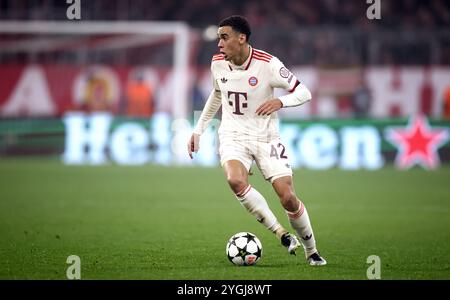 MUNICH, ALLEMAGNE - 06 NOVEMBRE : Jamal Musiala du Bayern Muenchen court avec un ballon lors du match MD4 de la phase 2024/25 de l'UEFA Champions League entre le FC Bayern München et le SL Benfica au Football Arena Munich le 6 novembre 2024 à Munich, Allemagne. Banque D'Images