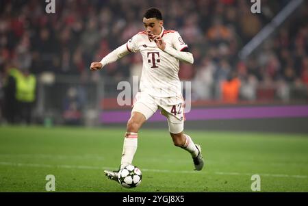 MUNICH, ALLEMAGNE - 06 NOVEMBRE : Jamal Musiala du Bayern Muenchen court avec un ballon lors du match MD4 de la phase 2024/25 de l'UEFA Champions League entre le FC Bayern München et le SL Benfica au Football Arena Munich le 6 novembre 2024 à Munich, Allemagne. Banque D'Images