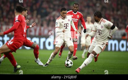 MUNICH, ALLEMAGNE - 06 NOVEMBRE : Jamal Musiala du Bayern Muenchen court avec un ballon lors du match MD4 de la phase 2024/25 de l'UEFA Champions League entre le FC Bayern München et le SL Benfica au Football Arena Munich le 6 novembre 2024 à Munich, Allemagne. Banque D'Images