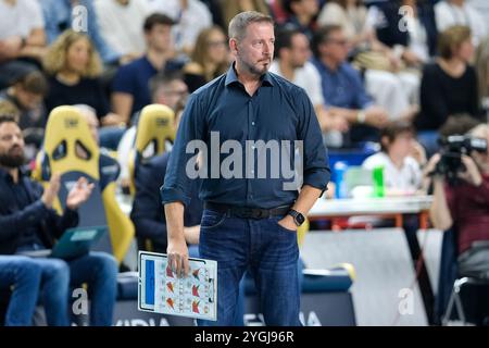 Alberto Giuliani entraîneur-chef de Valsa Group Modena lors du match entre Rana Verona et Valsa Group Modena, saison régulière de la SuperLega italienne Banque D'Images