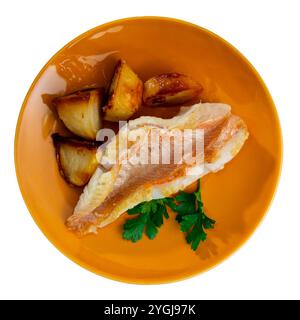 Sur l'assiette, tranche de sébaste frit garnie de frites Banque D'Images