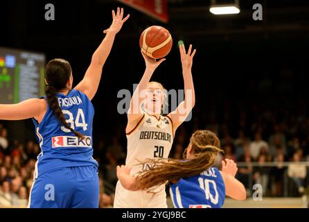 De gauche à droite Mariella Fasoula (GRE), Frieda BUEHNER (Buhner) (GER), Elena Tsineke (GRE) action, duels, qualification pour le Championnat d'Europe de basket-ball féminin, Allemagne (GER) - Grèce (GRE), le 07.11.2024 à Hagen/Allemagne Banque D'Images