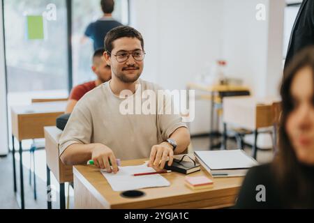 Les élèves du secondaire s'engagent attentivement dans l'apprentissage en classe Banque D'Images
