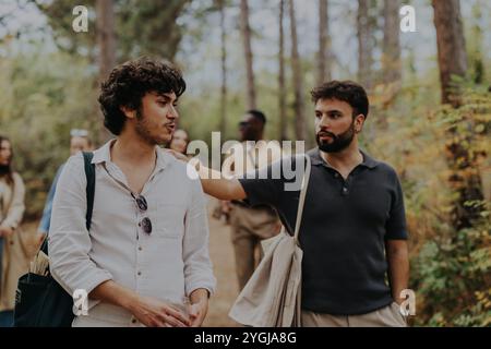 Jeunes amis profitant d'une promenade décontractée dans la forêt ensemble Banque D'Images