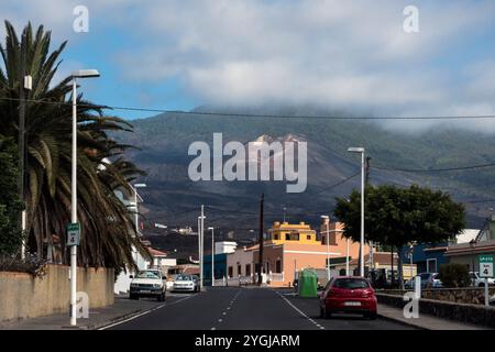 Espagne, Îles Canaries, la Palma : vue sur le volcan Cumbre Vieja depuis la ville voisine de Los Llanos de Aridane Banque D'Images