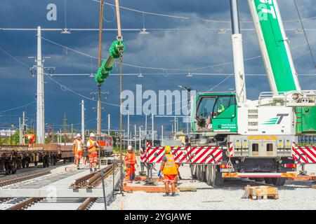 Vienne, installation d'un aiguillage ferroviaire pour ÖBB avec une grue en 21. Floridsdorf, Autriche Banque D'Images