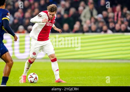 Amsterdam, pays-Bas. 07 novembre 2024. AMSTERDAM, PAYS-BAS - 7 NOVEMBRE : Mika Godts de l'AFC Ajax court avec le ballon lors du match UEFA Europa League 2024/25 League phase MD4 entre l'AFC Ajax et le Maccabi tel Aviv à la Johan Cruijff Arena le 7 novembre 2024 à Amsterdam, pays-Bas. (Photo par Andre Weening/Orange Pictures) crédit : Orange pics BV/Alamy Live News Banque D'Images