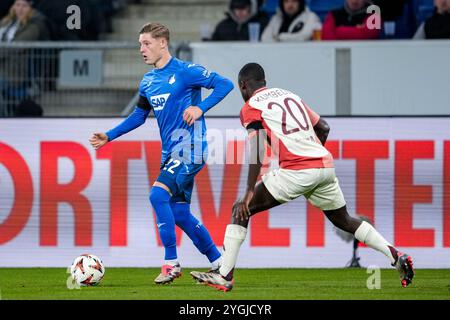 Sinsheim, Deutschland. 07 novembre 2024. v.Li. : Alexander Prass (Hoffenheim, 22 ans), Sael Kumbedi (OL, 20 ans), Zweikampf, Spielszene, Duell, duel, tackling, Dynamik, action, Aktion, 07.11.2024, Sinsheim (Allemagne), Fussball, UEFA Europa League, Gruppenphase, TSG 1899 Hoffenheim - Olympique Lyon, LA RÉGLEMENTATION INTERDIT TOUTE UTILISATION DE PHOTOGRAPHIES COMME SÉQUENCES D'IMAGES ET/OU QUASI-VIDÉO. Crédit : dpa/Alamy Live News Banque D'Images