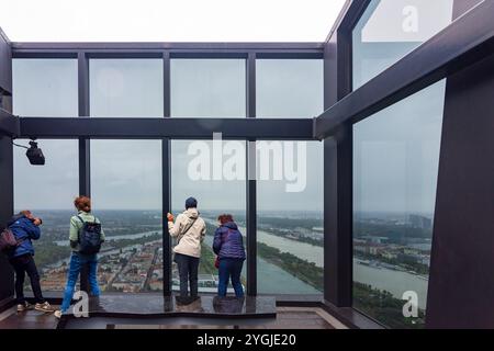 Vienne, visiteurs au sommet de la DC Tower 1 à l'Openhouse Wien Day en 22. Donaustadt, Wien, Autriche Banque D'Images