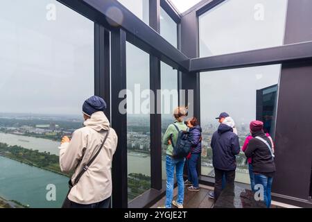 Vienne, visiteurs au sommet de la DC Tower 1 à l'Openhouse Wien Day en 22. Donaustadt, Wien, Autriche Banque D'Images