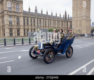 1904 Renault London à Brighton Veteran car Run Westminster Bridge London Banque D'Images