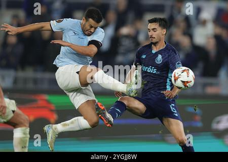 L'attaquant espagnol du Lazio Pedro défie pour le ballon avec le milieu de terrain de Porto Stephen Eustaquio lors du match de la phase de l'UEFA Europa League jour 4 entre le SS Lazio contre le FC Porto au stade Olimpico le 07 novembre 2024 à Rome, Italie. Banque D'Images