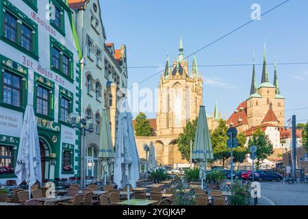 Erfurt, Square Domplatz, restaurant en plein air, cathédrale d'Erfurt (à gauche) et église Saint-Séverus en Thuringe, Allemagne Banque D'Images