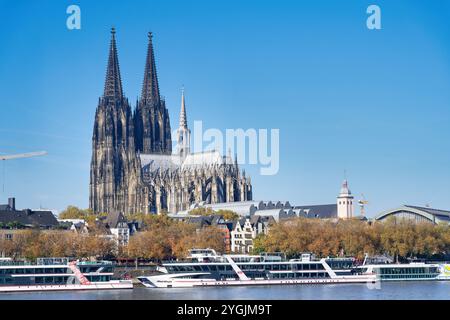 de nombreux grands bateaux d'excursion et bateaux de croisière fluviale sont amarrés au large de la vieille ville de cologne par un jour d'automne ensoleillé Banque D'Images