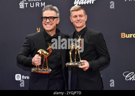 Robbie Williams und Toni Kroos BEI der 76. Bambi-Verleihung 2024 in den Bavaria Filmstudios. München, 07.11.2024 *** Robbie Williams et Toni Kroos aux Bambi Awards 76 2024 aux Bavaria Filmstudios Munich, 07 11 2024 Foto:xs.xSpöttelx/xFuturexImagex bambi2024 0433 Banque D'Images