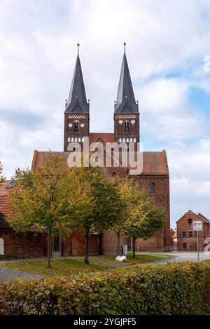 Le monastère de Jerichow, considéré comme le plus ancien bâtiment en briques du nord de l'Allemagne, est situé sur la route romane, Jerichow, Saxe-Anhalt, Allemagne Banque D'Images