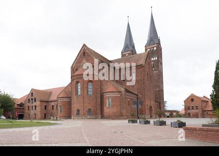 Le monastère de Jerichow, considéré comme le plus ancien bâtiment en briques du nord de l'Allemagne, est situé sur la route romane, Jerichow, Saxe-Anhalt, Allemagne Banque D'Images