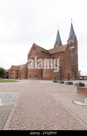 Le monastère de Jerichow, considéré comme le plus ancien bâtiment en briques du nord de l'Allemagne, est situé sur la route romane, Jerichow, Saxe-Anhalt, Allemagne Banque D'Images