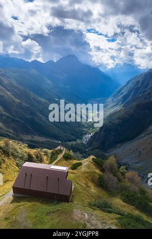 Vue aérienne de l'auberge de jeunesse de Curò en direction de la vallée de Valbondione. Valbondione, Vallée de la Seriana, Lombardie, province de Bergame, Italie Banque D'Images