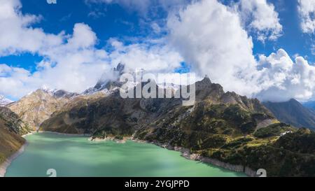 Vue aérienne du lac artificiel de Barbellino et refuge de Curò. Valbondione, Vallée de la Seriana, Lombardie, province de Bergame, Italie Banque D'Images