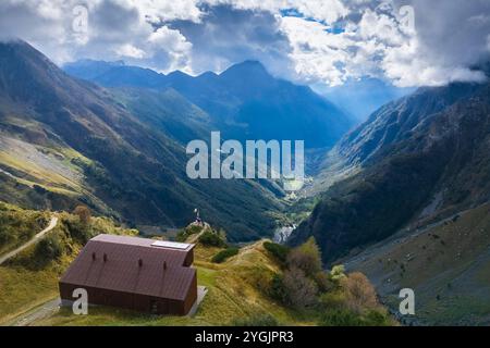 Vue aérienne de l'auberge de jeunesse de Curò en direction de la vallée de Valbondione. Valbondione, Vallée de la Seriana, Lombardie, province de Bergame, Italie Banque D'Images