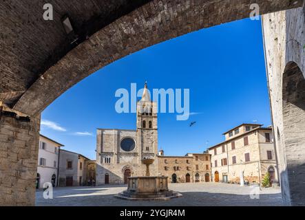 Bevagna, Pérouse, Ombrie. Piazza Silvestri à Bevagna est considérée comme l'une des créations urbaines médiévales les plus importantes en Ombrie Banque D'Images