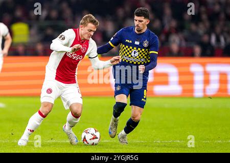 Amsterdam, pays-Bas. 07 novembre 2024. AMSTERDAM, PAYS-BAS - 7 NOVEMBRE : Christian Rasmussen de l'AFC Ajax se bat pour la possession avec Dor Turgeman de Maccabi tel Aviv lors du match de phase MD4 de l'UEFA Europa League 2024/25 entre l'AFC Ajax et le Maccabi tel Aviv à la Johan Cruijff Arena le 7 novembre 2024 à Amsterdam, pays-Bas. (Photo par Andre Weening/Orange Pictures) crédit : Orange pics BV/Alamy Live News Banque D'Images