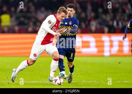 Amsterdam, pays-Bas. 07 novembre 2024. AMSTERDAM, PAYS-BAS - 7 NOVEMBRE : Christian Rasmussen de l'AFC Ajax se bat pour la possession avec Dor Turgeman de Maccabi tel Aviv lors du match de phase MD4 de l'UEFA Europa League 2024/25 entre l'AFC Ajax et le Maccabi tel Aviv à la Johan Cruijff Arena le 7 novembre 2024 à Amsterdam, pays-Bas. (Photo par Andre Weening/Orange Pictures) crédit : Orange pics BV/Alamy Live News Banque D'Images