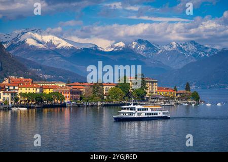 Ferry à Menaggio sur le lac de Côme, Italie avec des montagnes enneigées en arrière-plan Banque D'Images