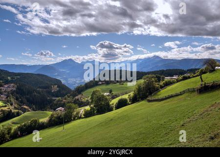 Vue depuis Hafling vers Meran et les Alpes de Ötztal en automne Banque D'Images